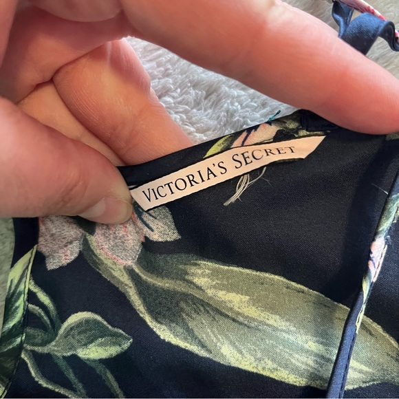 Victoria’s Secret Beautiful Satiny Floral Camisole Large - Picture 2 of 5